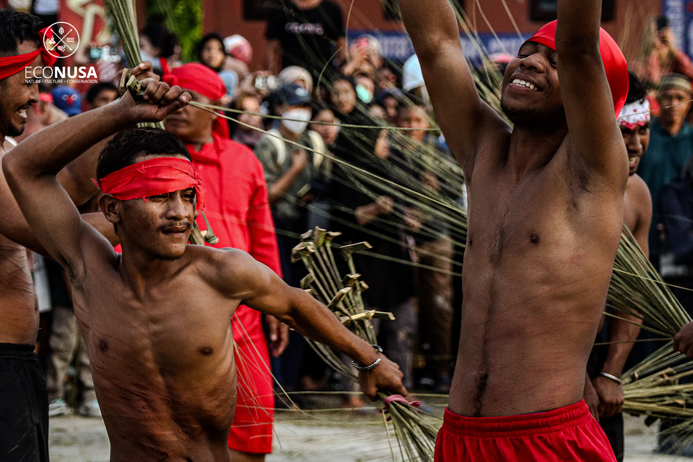 Explore Tradisi Pukul Sapu di Leihitu Maluku Tengah: Ritual Adat Tua Toleransi