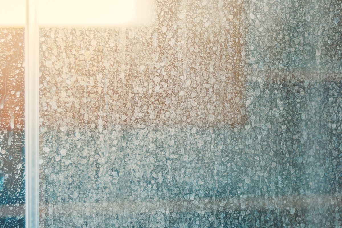 Rahasia Membersihkan Kaca Shower Yang Penuh Bintik Air